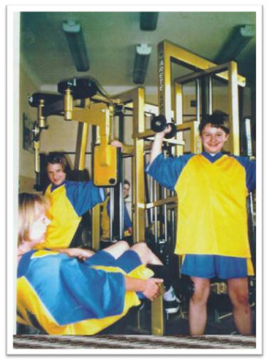 Fot. 19.Uczniowie najstarszej klasy podczas ćwiczeń na siłowni.  Tutaj nauczyciele mogą zrzucać zbędne kilogramy.
